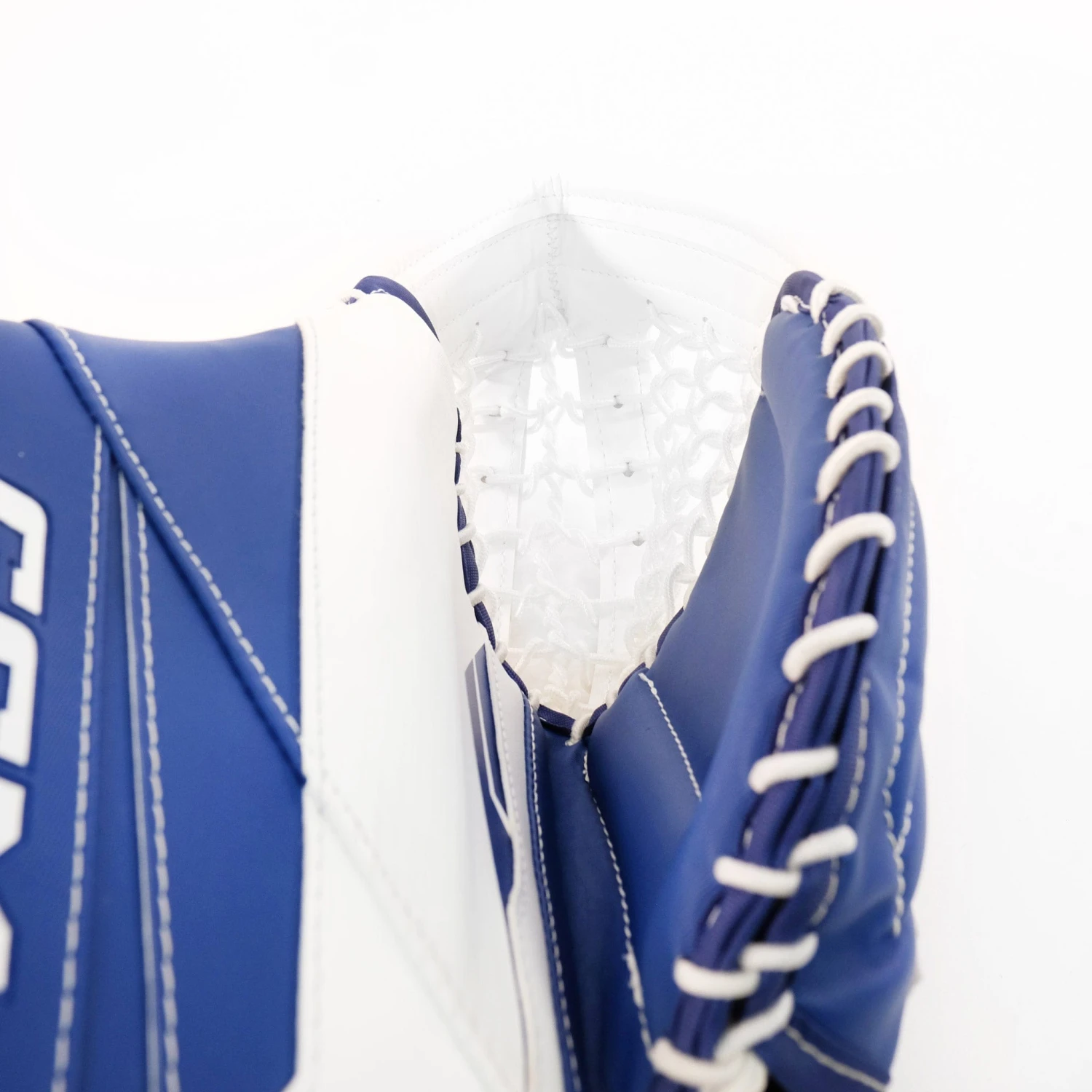 CCM Axis 2.5 Junior Goalie Catcher - Image 16