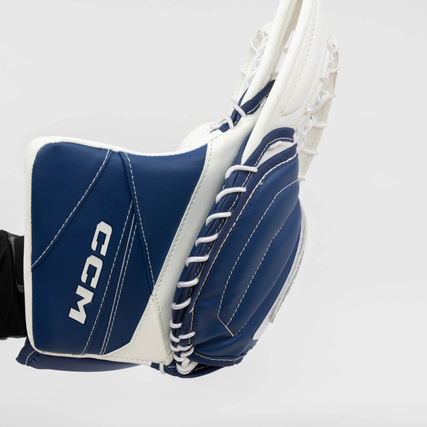 CCM Axis 2.5 Junior Goalie Catcher - Image 2