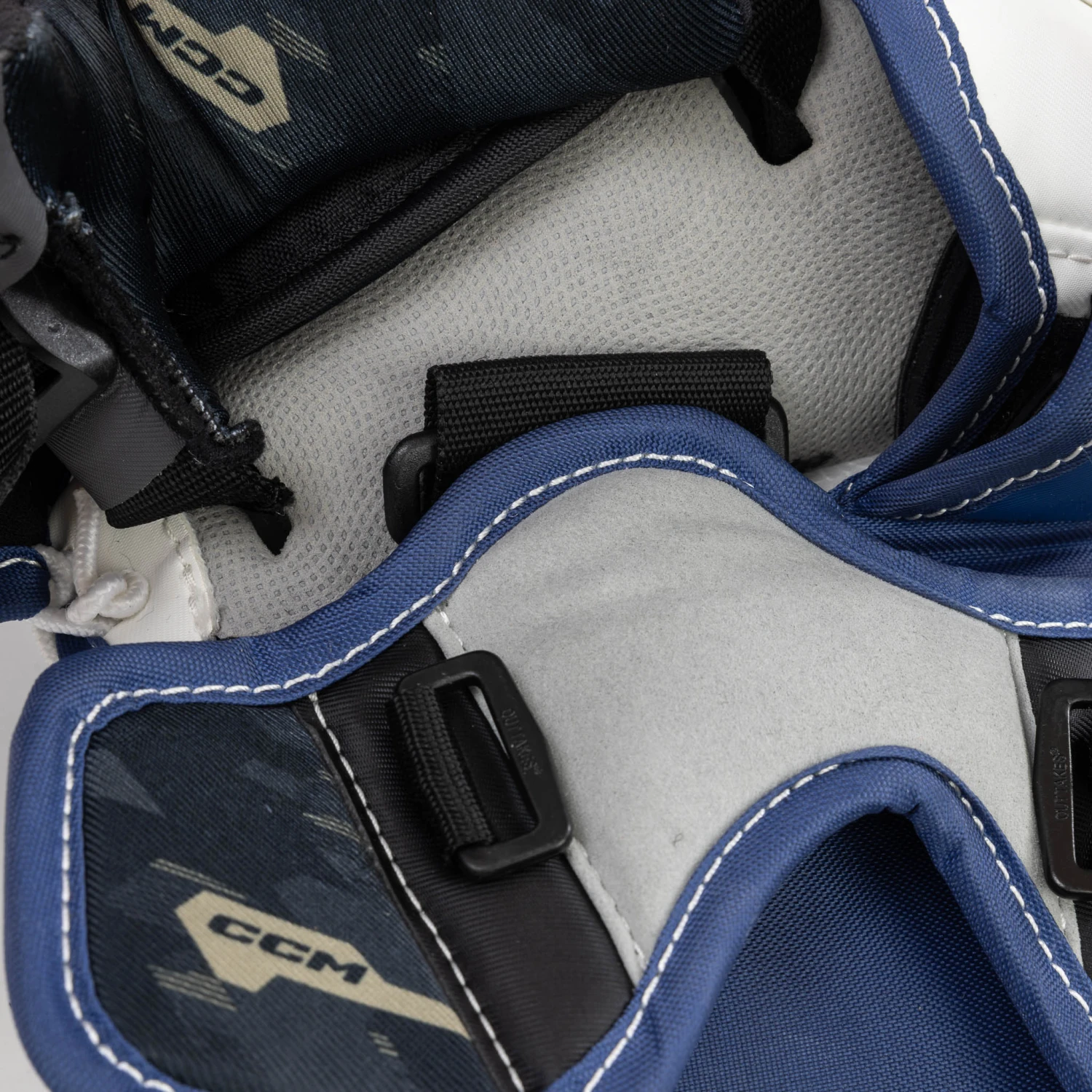 CCM Axis 2.5 Junior Goalie Catcher - Image 14