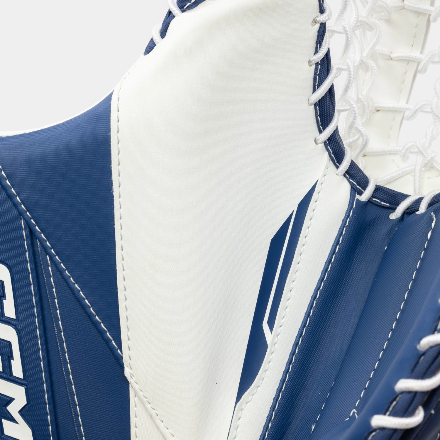 CCM Axis 2.5 Junior Goalie Catcher - Image 7