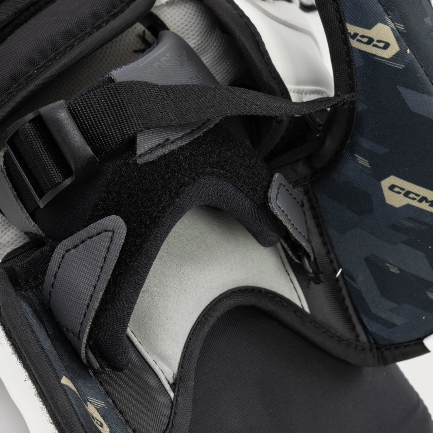 CCM Axis 2.9 Senior Goalie Catcher - Image 13