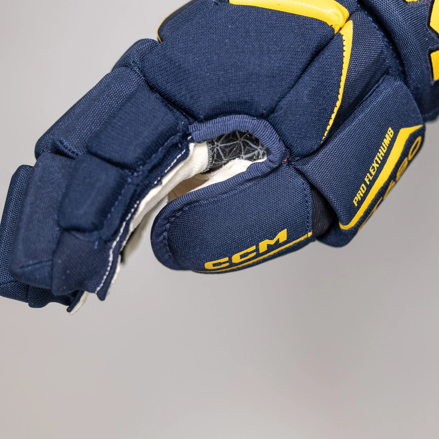 CCM Jetspeed FT680 Junior Hockey Gloves - Image 18