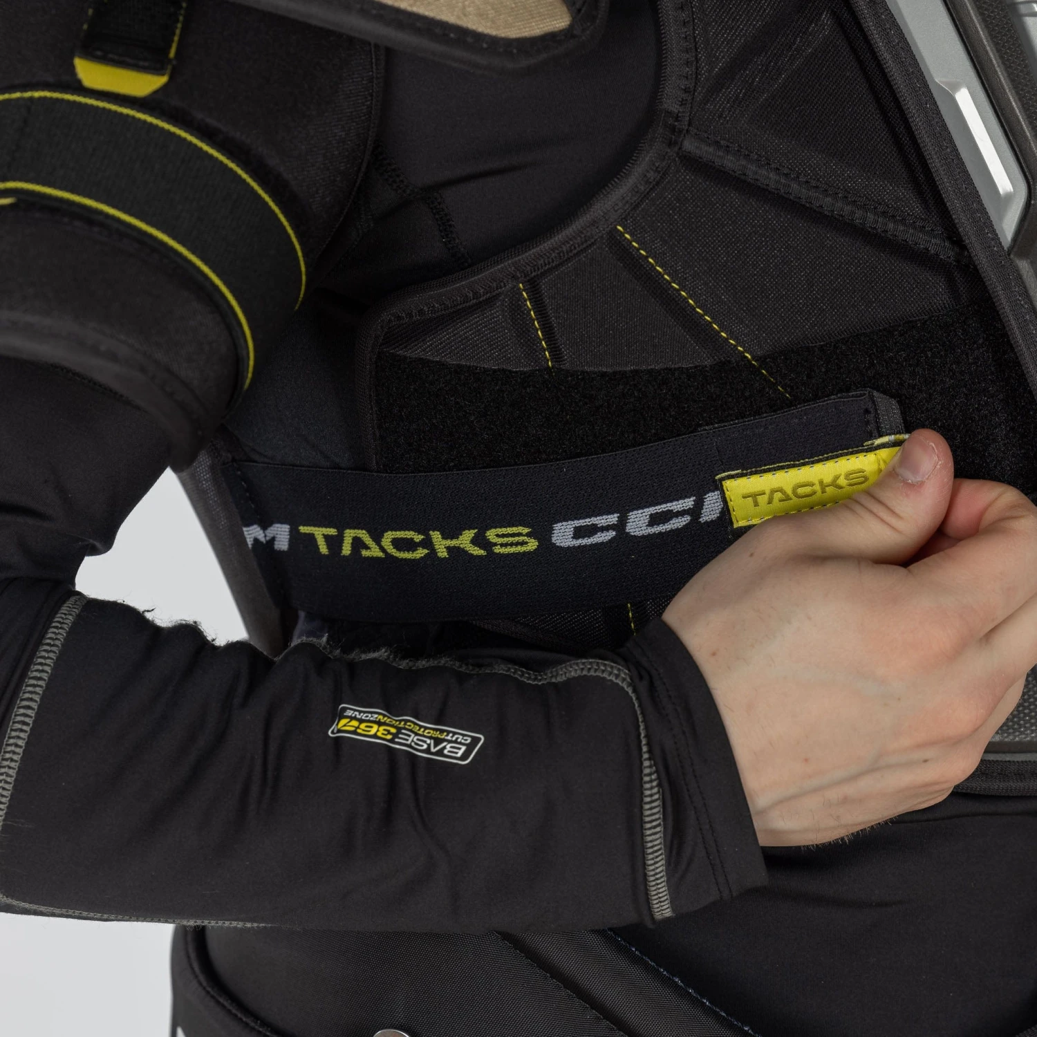 CCM Tacks Vector Plus Junior Hockey Shoulder Pads - Image 18