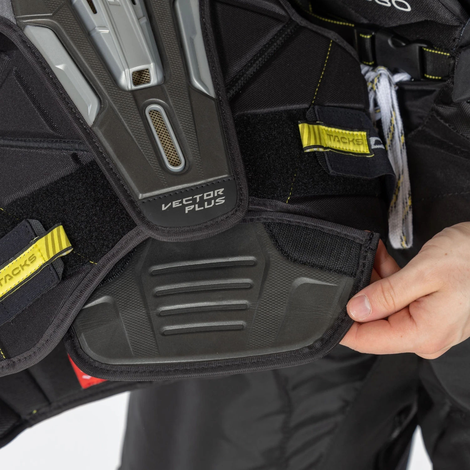CCM Tacks Vector Plus Junior Hockey Shoulder Pads - Image 17