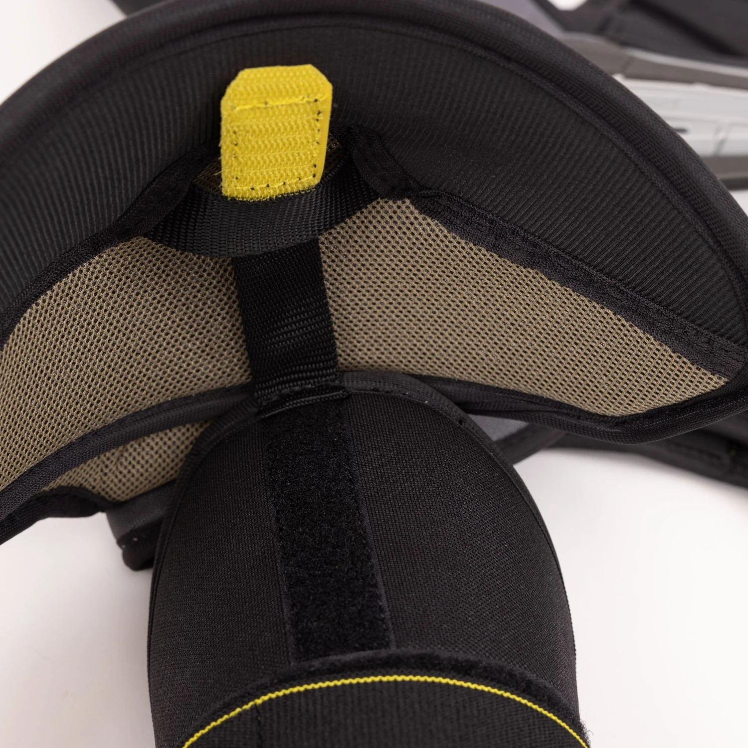 CCM Tacks Vector Plus Junior Hockey Shoulder Pads - Image 9